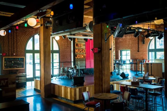 Tin Roof: St. Louis photo 2