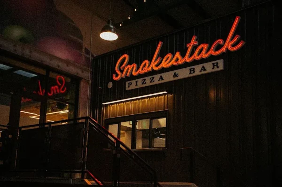 Smokestack Pizza & Bar at Padel Plant