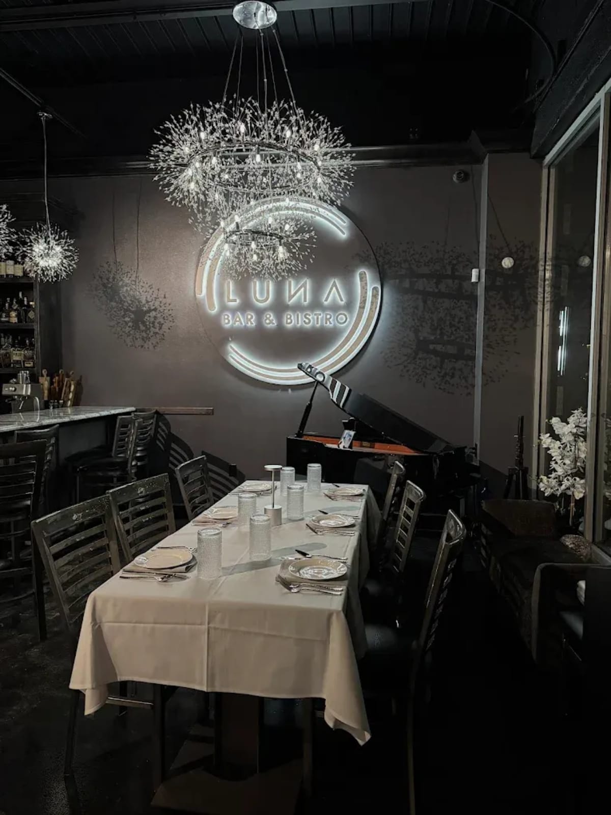 Luna Bar & Bistro
