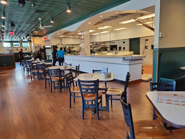 Frank Pepe Pizzeria Napoletana Yonkers photo 4