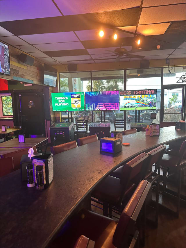Hogg Daddy's Beach Bar & Grill photo 5