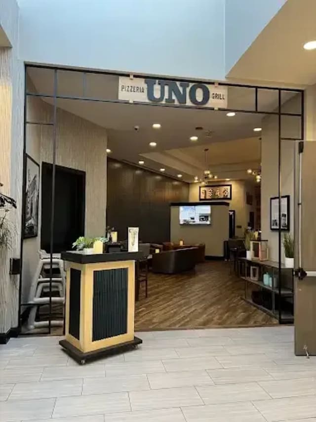 UNO Pizzeria & Grill: Farmington Hills  photo 3