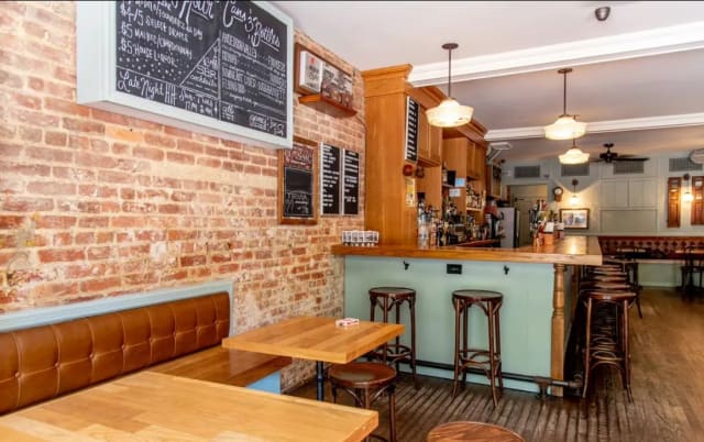Sutton Bar Room photo 3