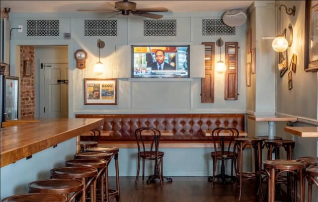 Sutton Bar Room photo 5