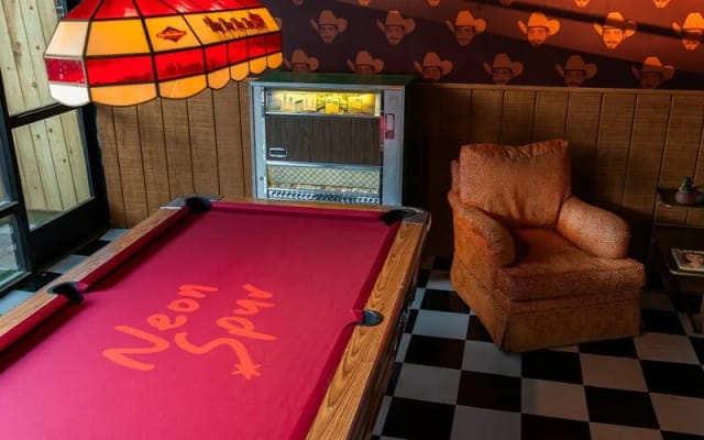 Neon Spur photo 5