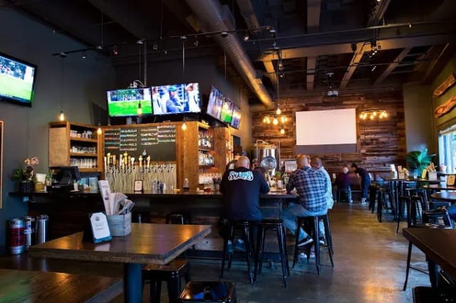Hardwood Bar & Smokery photo 4