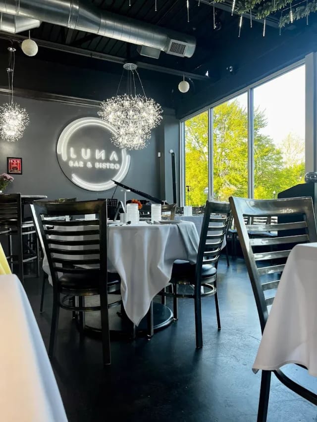 Luna Bar & Bistro photo 3
