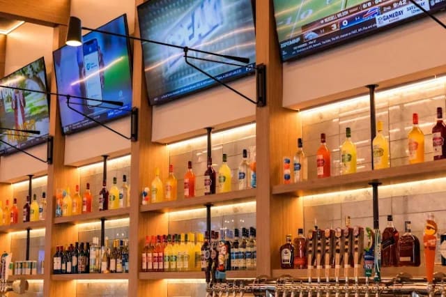 Crush Yard - Pickleball Bar & Lounge: Orlando photo 2
