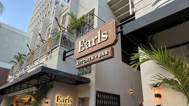 Earls Kitchen + Bar - Waikiki photo 5