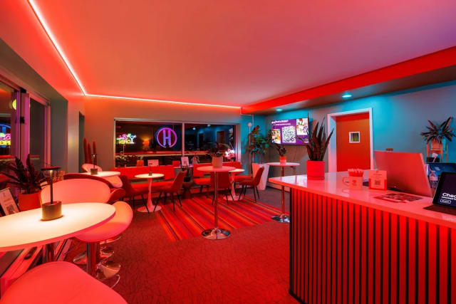 Hi-Fi Lounge: Lobby Bar at Hotel Royal Oak