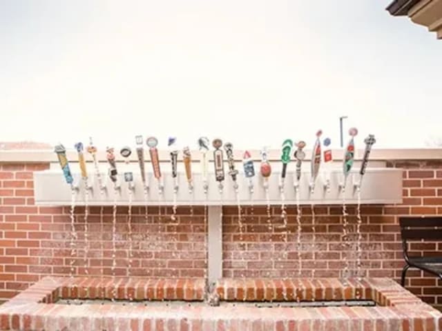 Cocktail Patio at Parry's Pizzeria & Taphouse: Northglenn