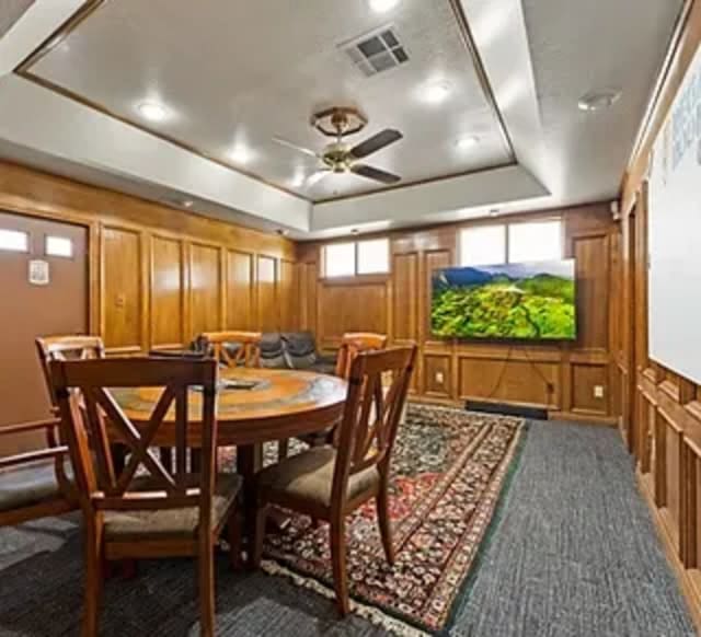 Green Room / Private Suite at Regal Rooms
