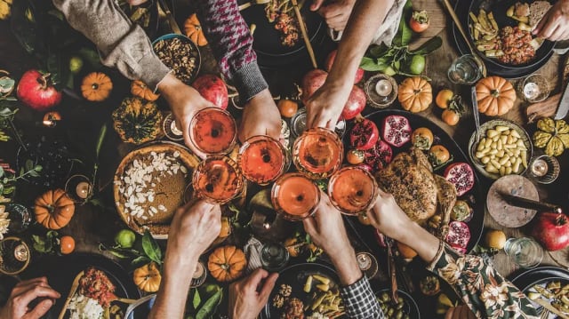 How to Plan the Perfect Friendsgiving: Best Venues and Tips