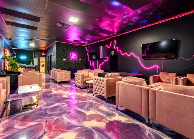 Vivid Smoke & Lounge Orlando photo 2