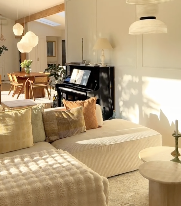 Thumbnail for Notre canapé Megeve dans le magnifique appartement de @homewithluca 🖤 