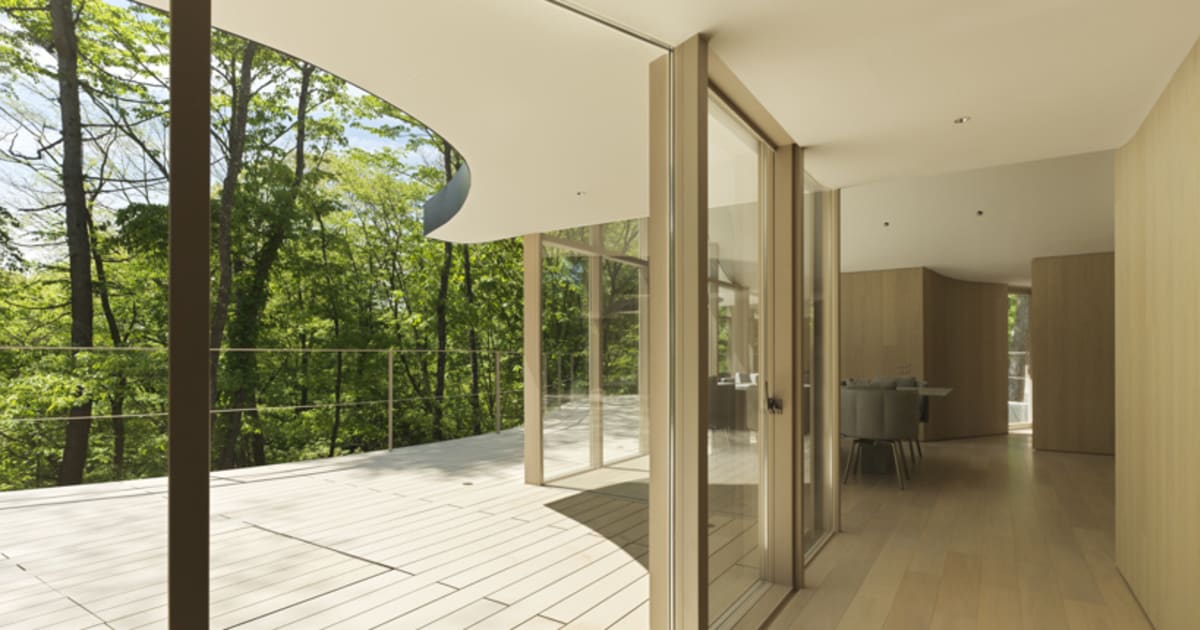 Modern Residential Deck: Wood and Glass Design | Feel Design