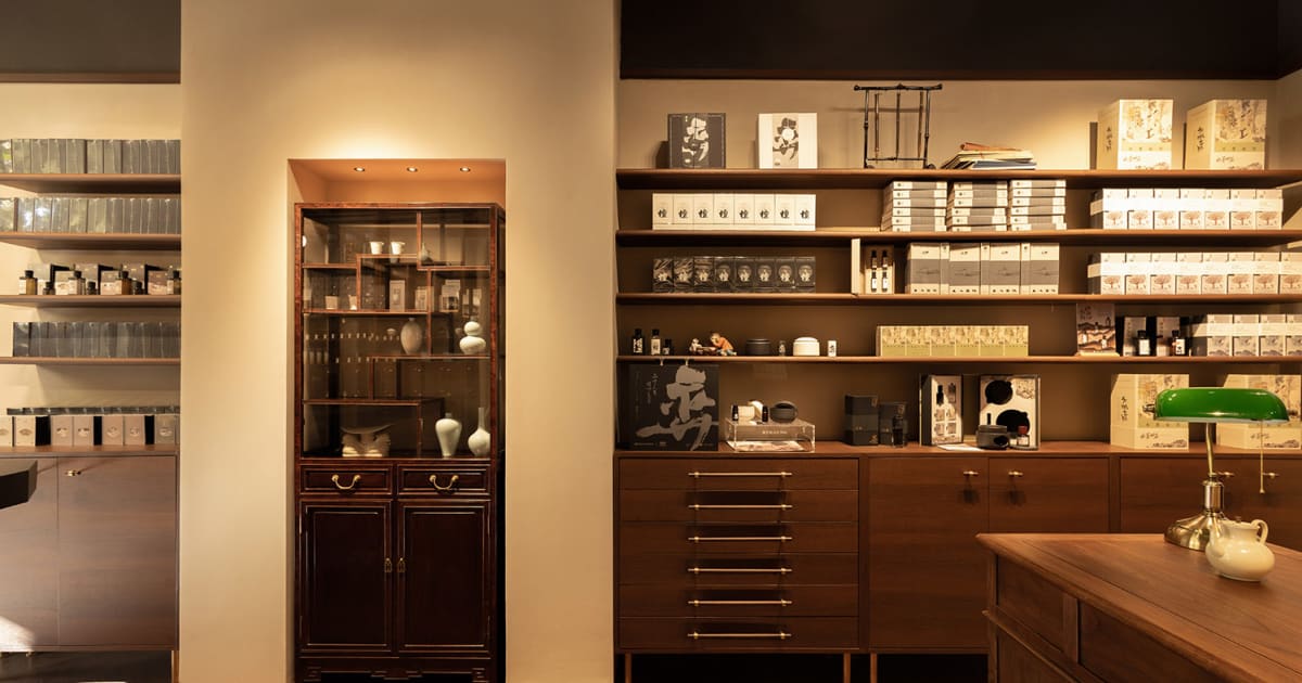 Modern Interior Design Display with Wood Shelves | Feel Design