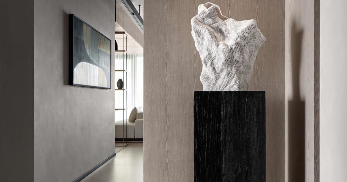 Modern Entry Interior with Wood Sculpture | Feel Design
