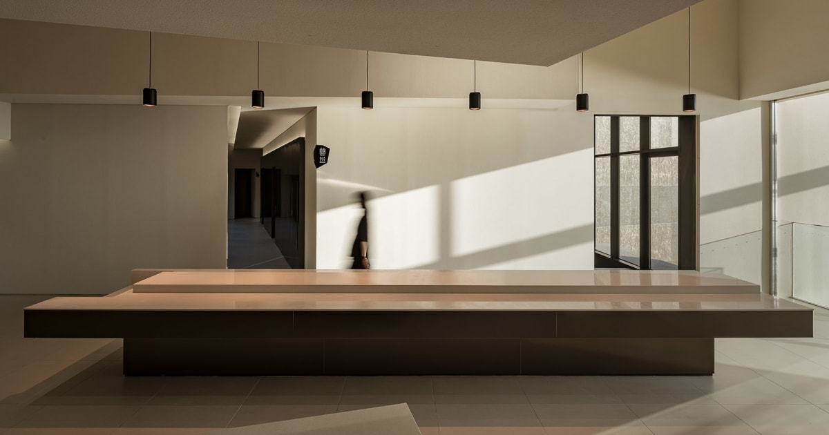 Modern Lobby with Countertop and Seating | Feel Design