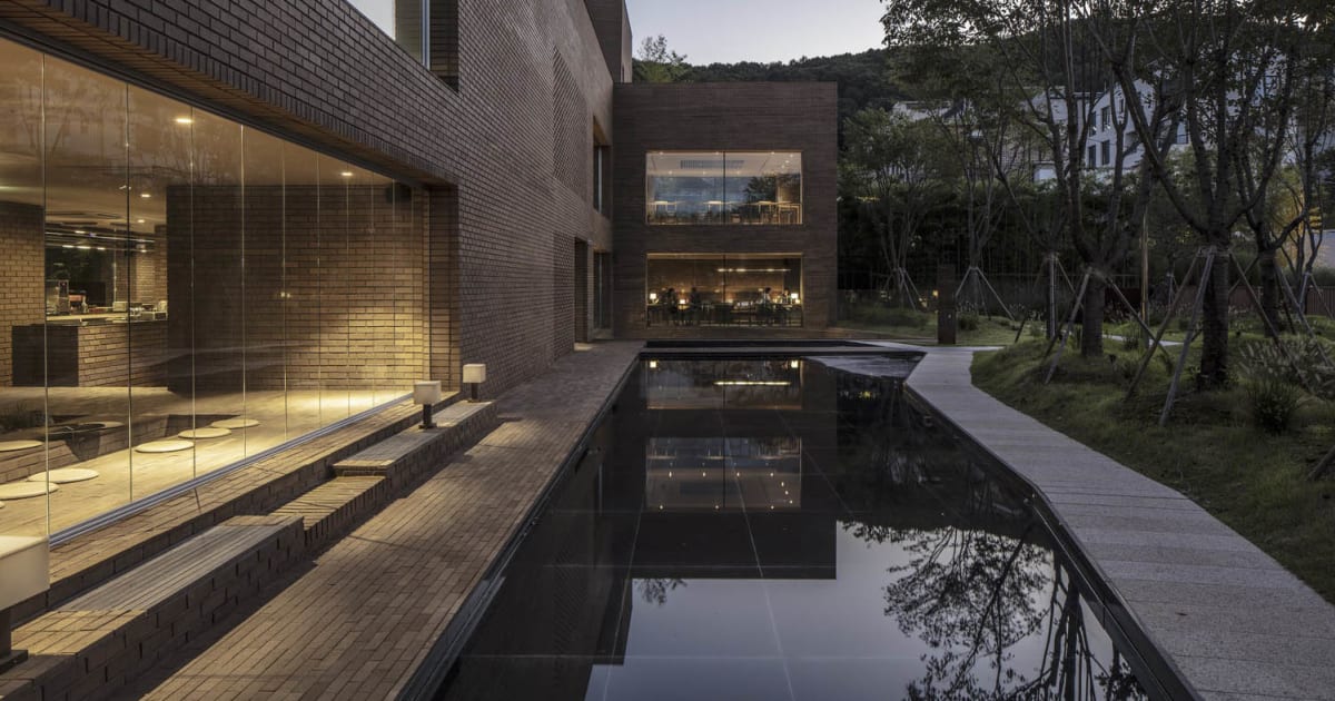 Traditional Courtyard with Brick Facade and Pool | Feel Design