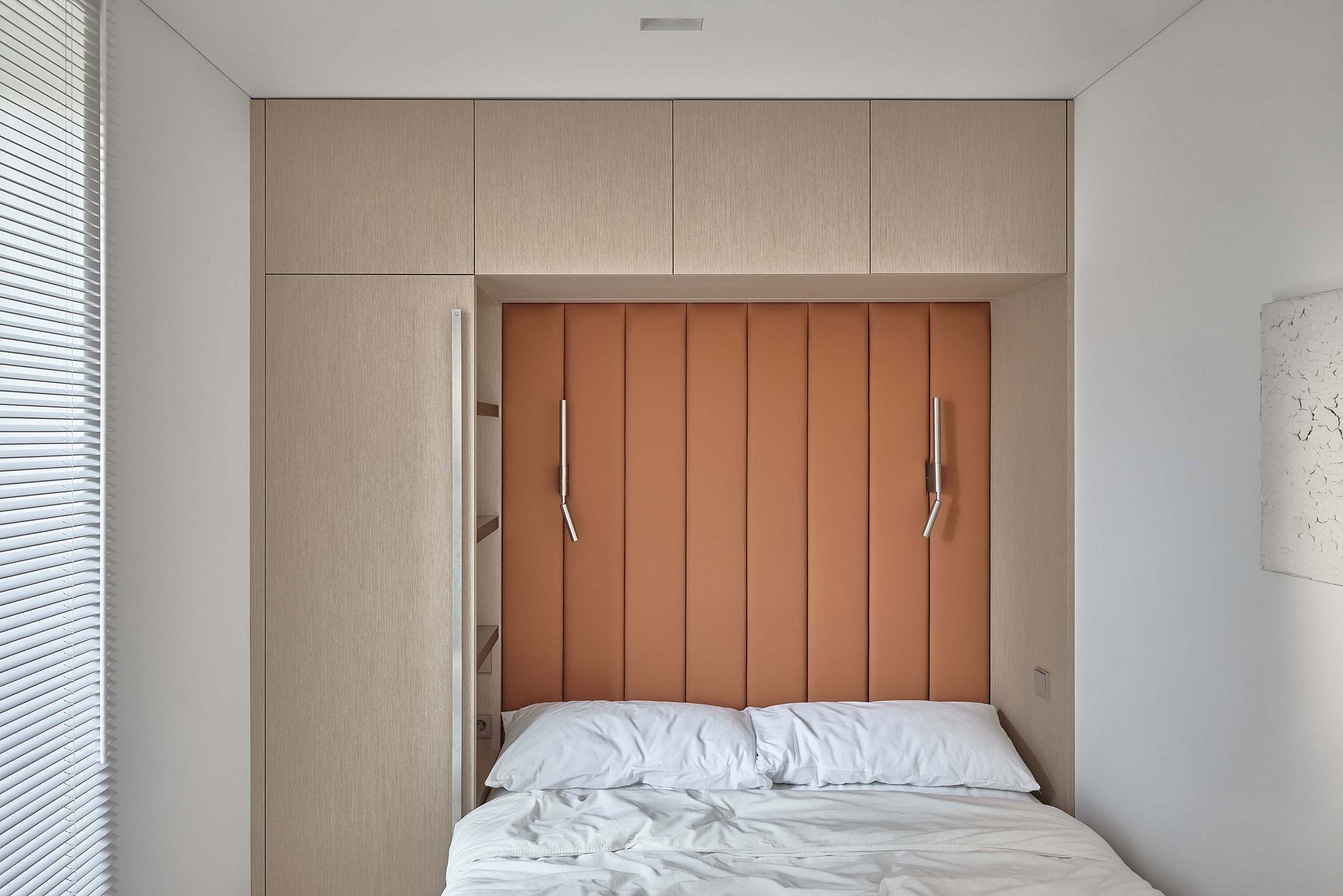 臥室木質系統衣櫃設計，展示V313防潮板材的溫馨質感