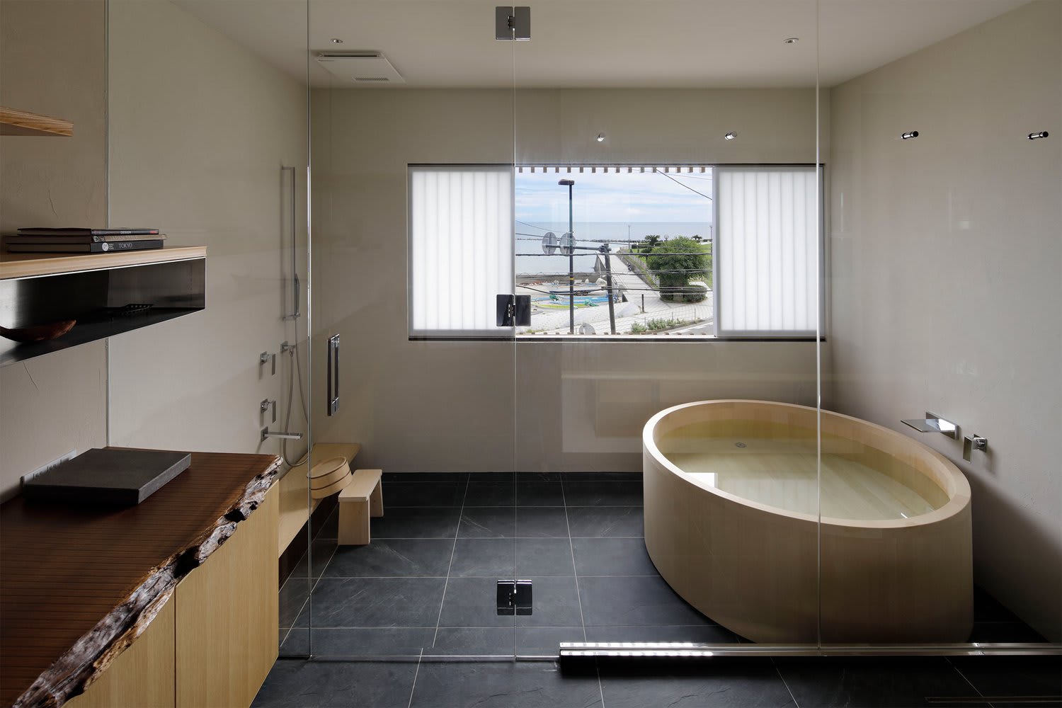 日式深泡浴缸設計展示緊湊空間中的泡澡解決方案