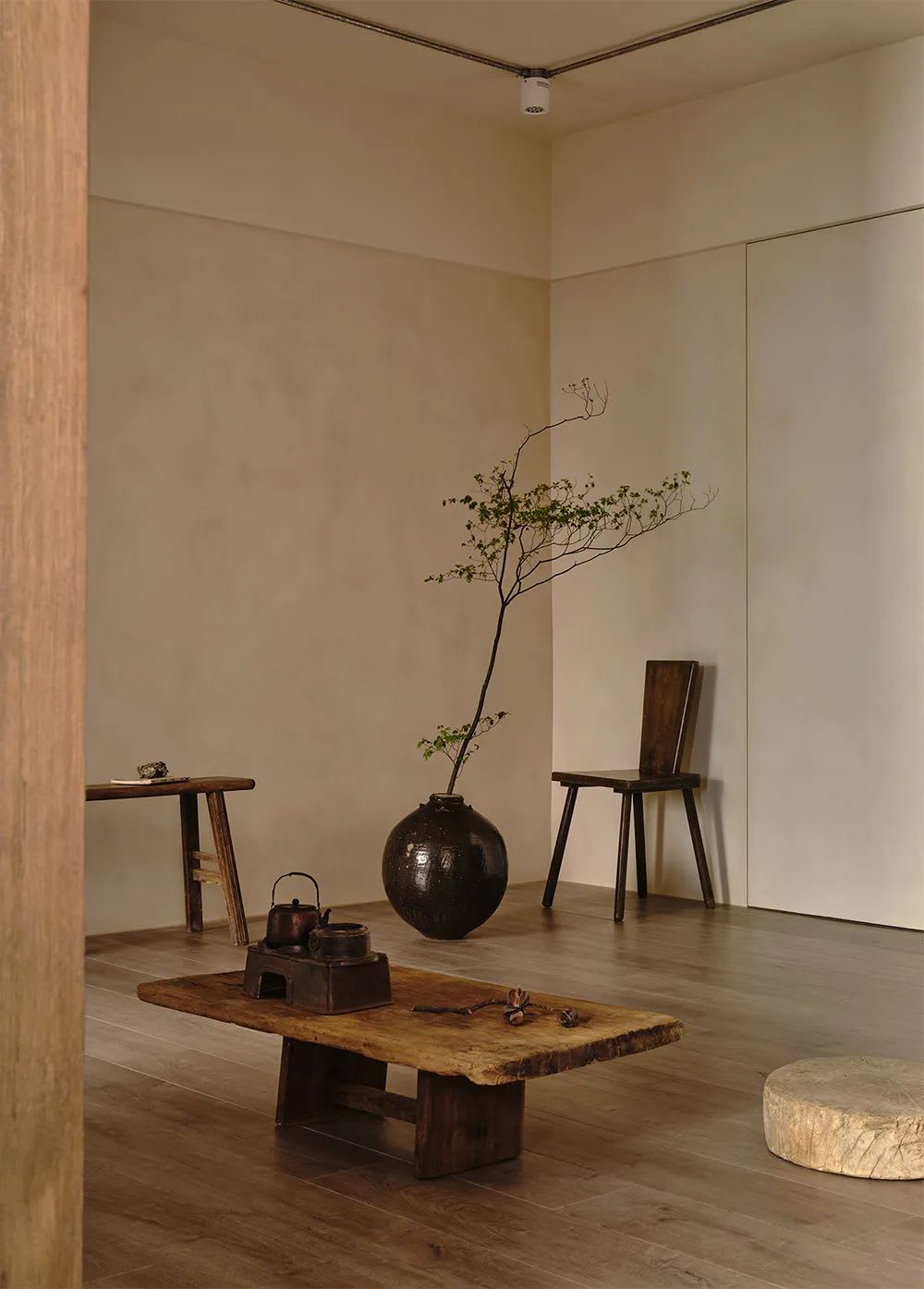 Minimalistische Japandi Dekoration mit Vasen, Pflanzen und Keramik