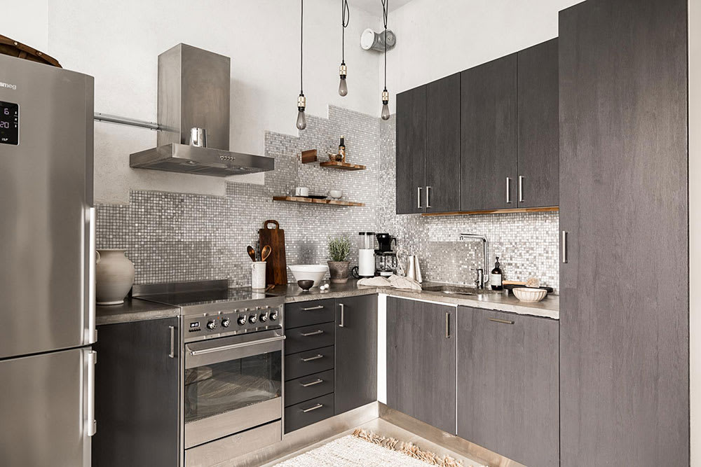 Helle skandinavische Küche mit weißen Schränken und Holzakzenten