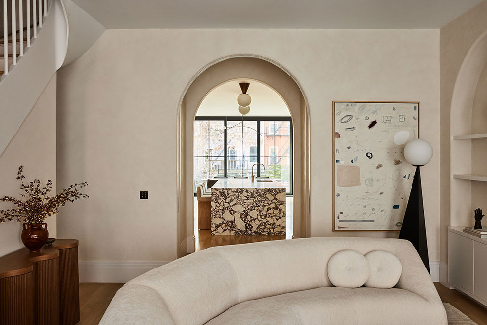 웜톤 인테리어에 어울리는 부드러운 곡선 디자인