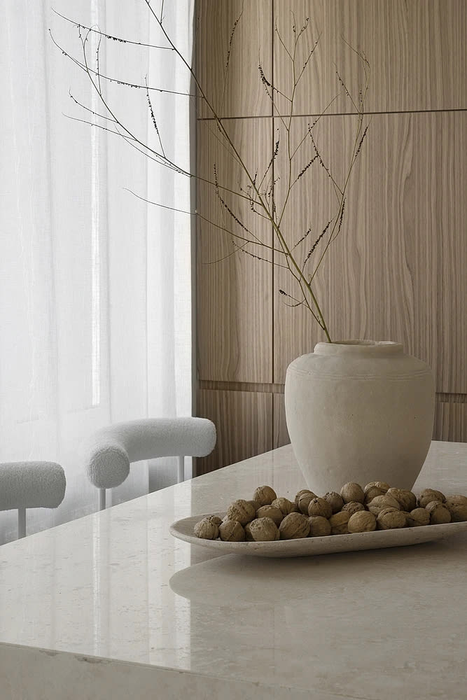 Natürliche Materialien wie Holz, Leinen und Keramik in warmem Wohnambiente