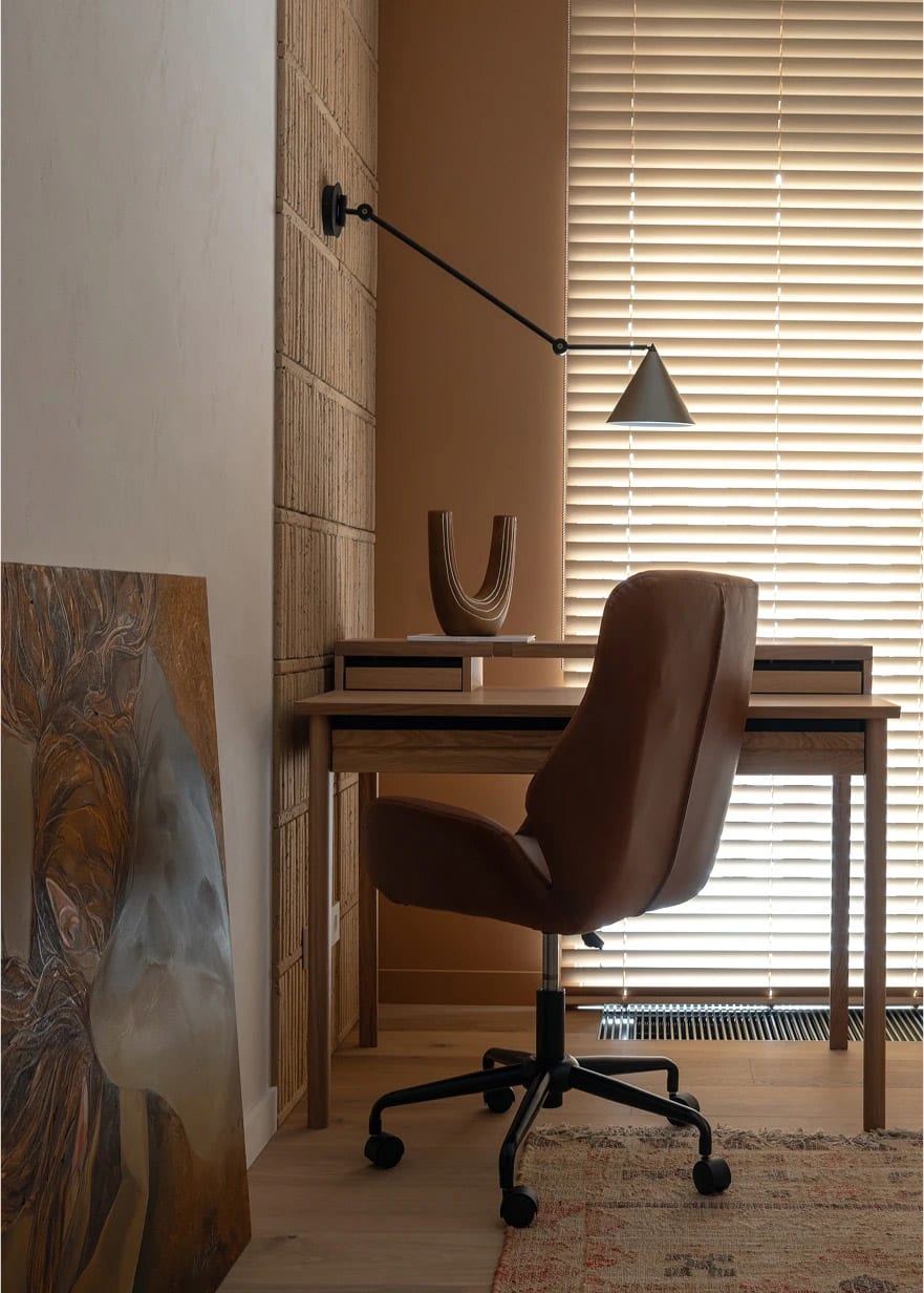 Ergonomischer Arbeitsplatz mit gutem Stuhl und korrekter Bildschirmposition