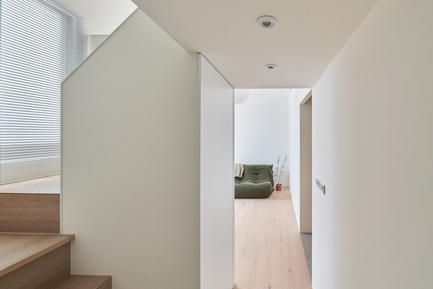 좋은 복도 현관에 설치된 슬림한 신발장