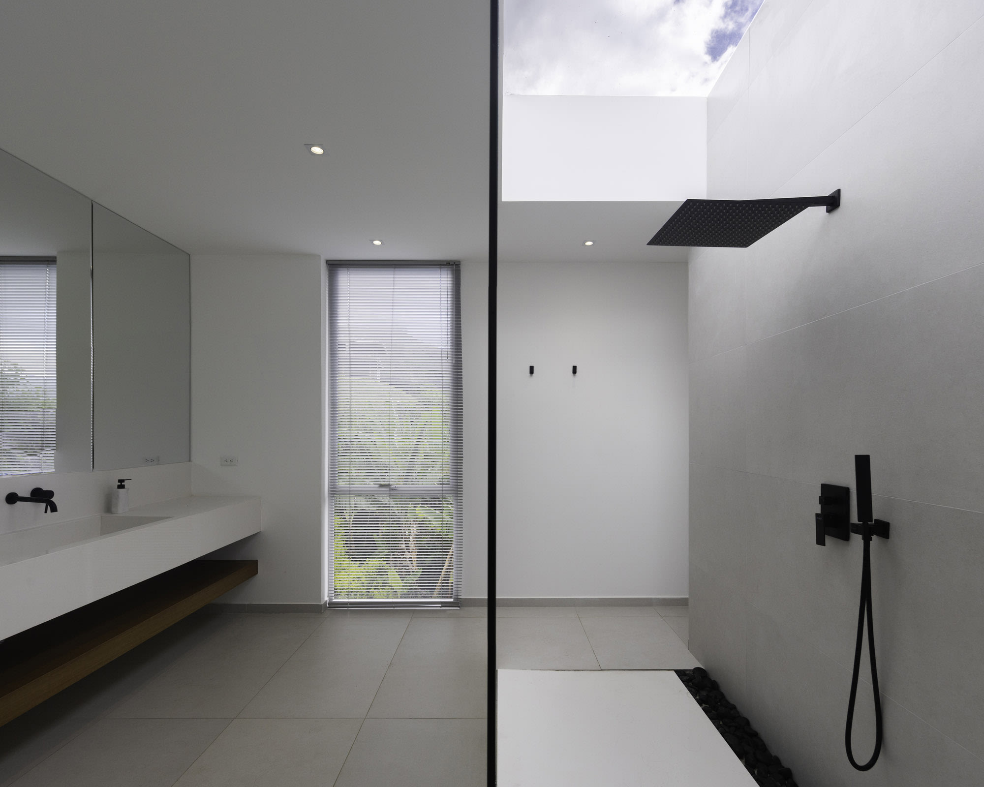 現代浴室翻新設計，展示簡潔易清理的設計