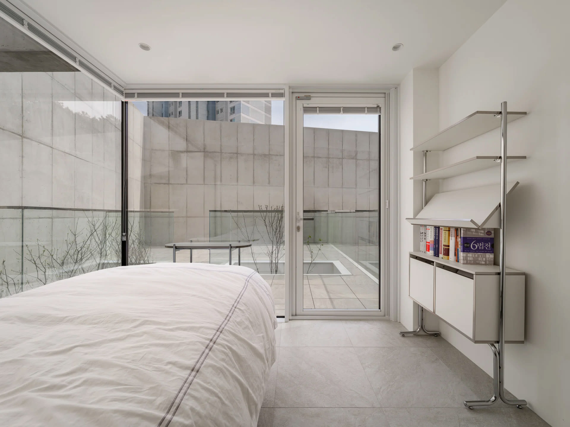 自然光が差し込む明るい室内の窓辺