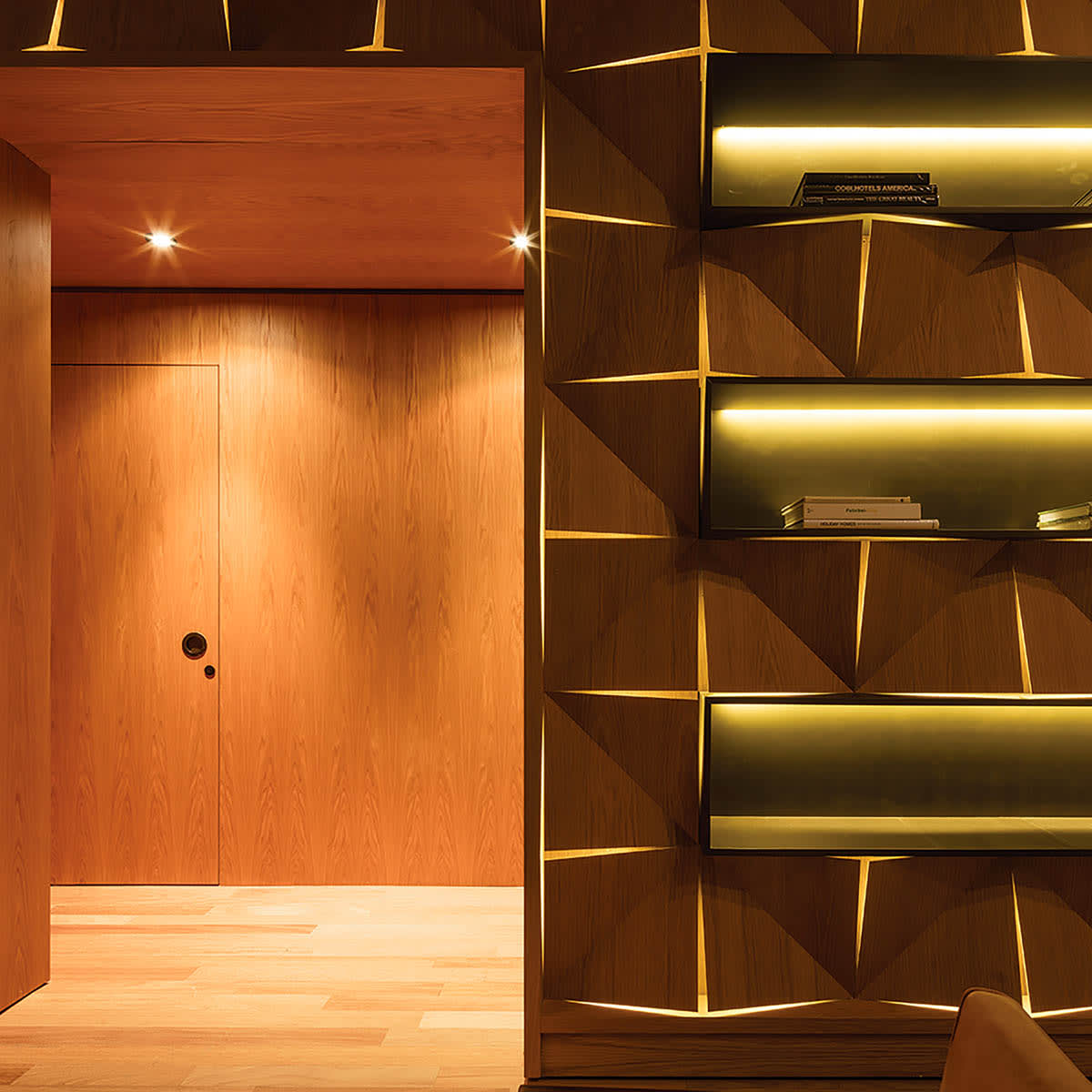 モダンインテリアに真鍮アクセント