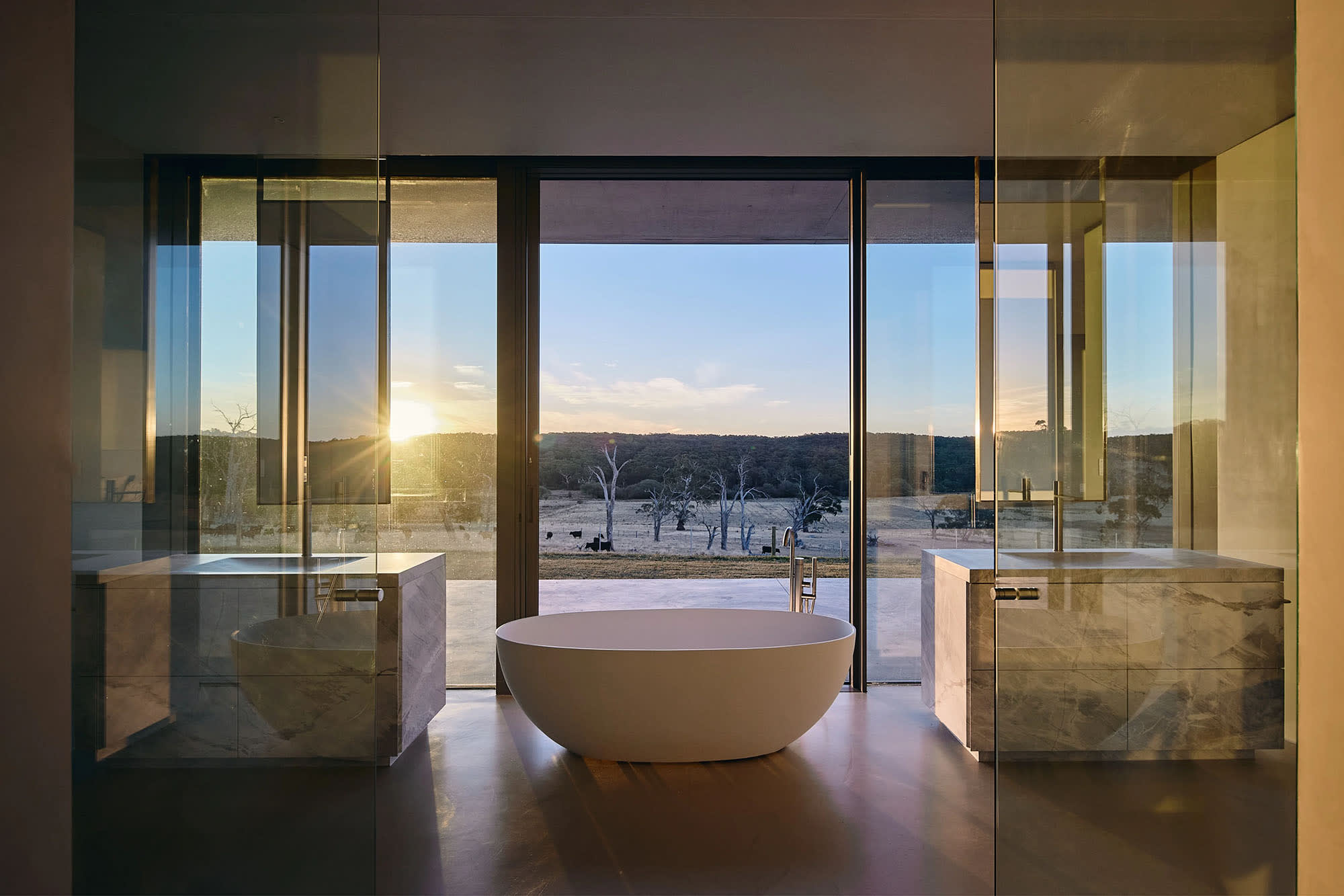 豪華風格浴室設計展示獨立浴缸與自然採光