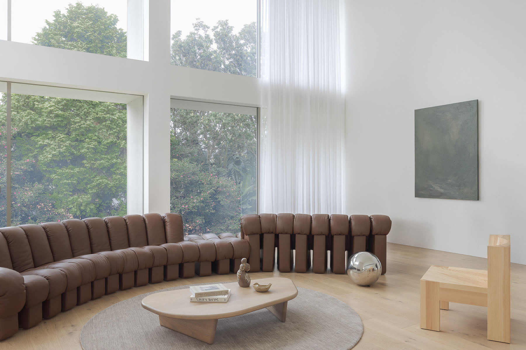 明亮通透的現代客廳，自然光線充足，展示理想的風水格局