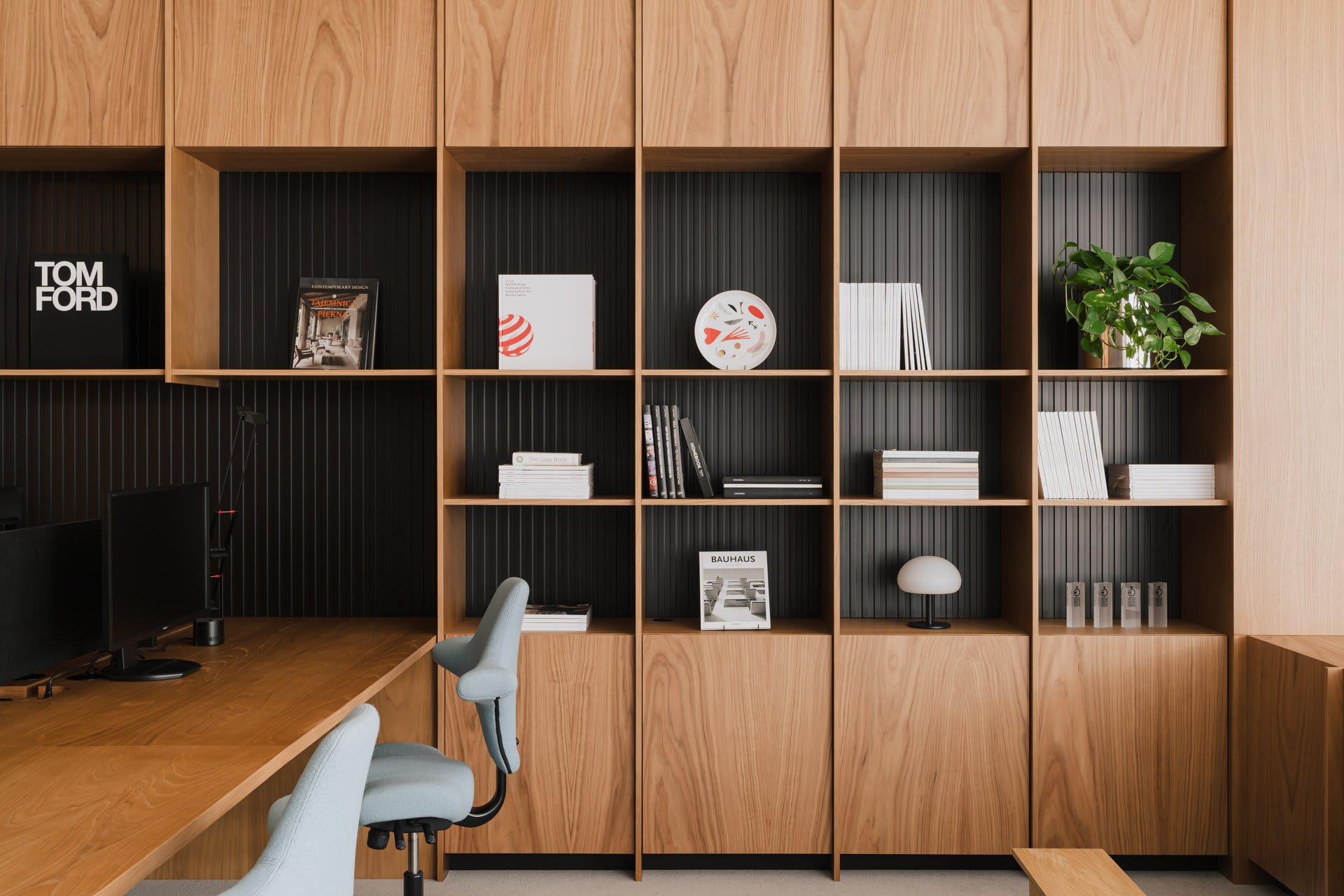 Moderne Küche mit offenen Holzregalen und weißen Unterschränken