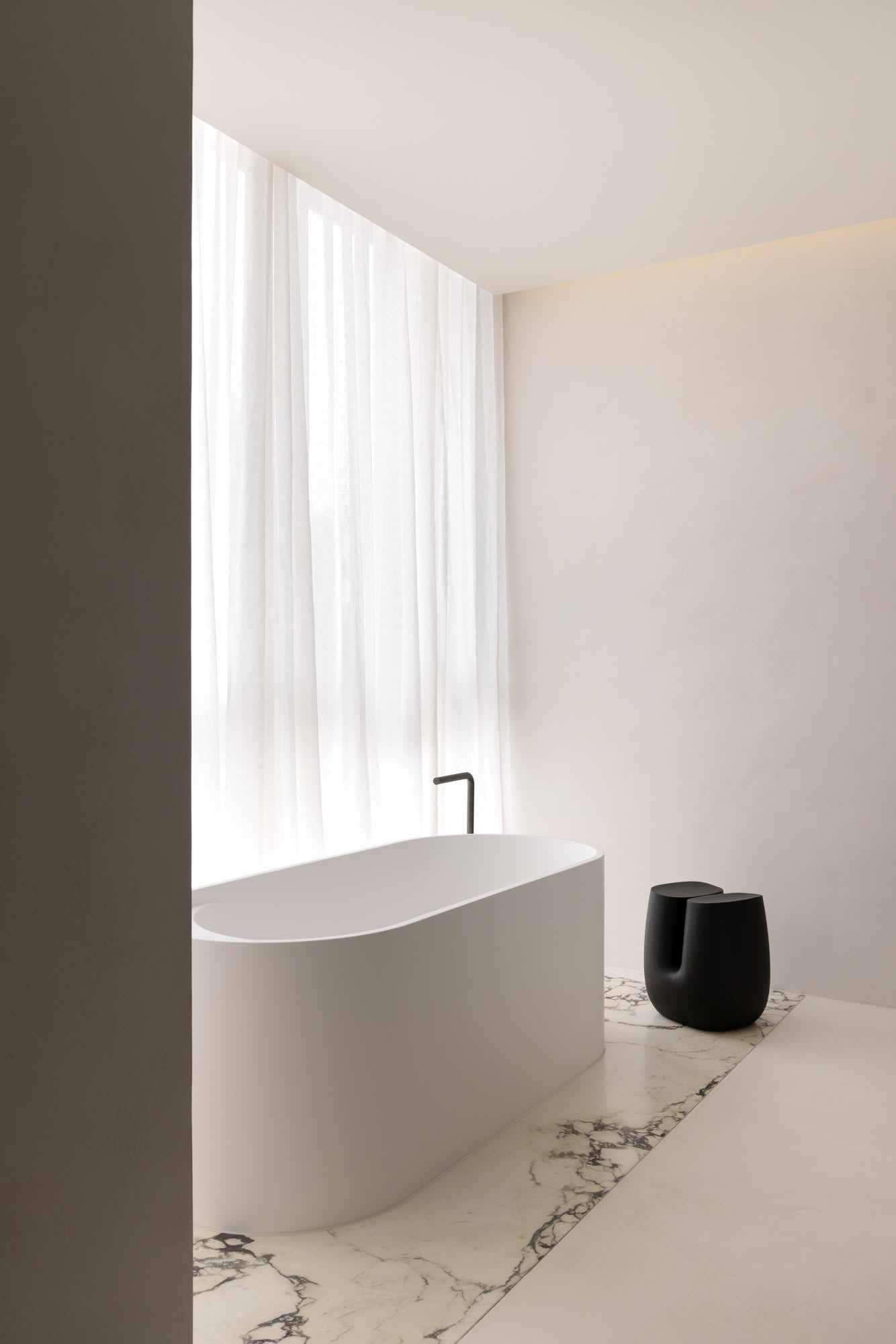 現代風格浴室中的白色獨立式浴缸設計