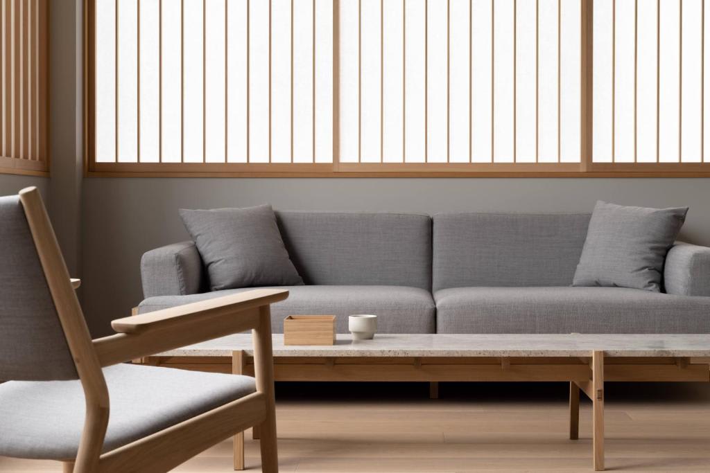 Japandi Möbel mit niedrigem Sofa und Holz-Couchtisch im minimalistischen Stil