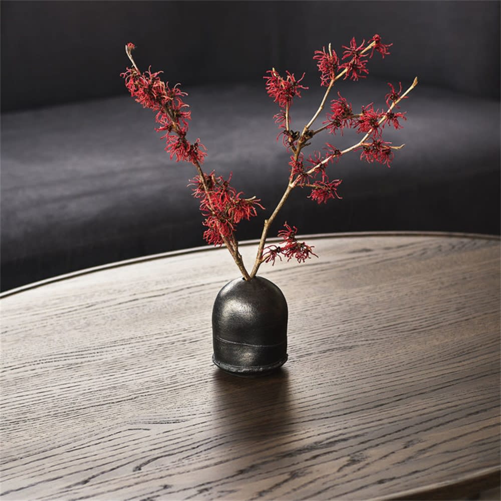 미니멀 선반 위 세라믹 화병과 오브제