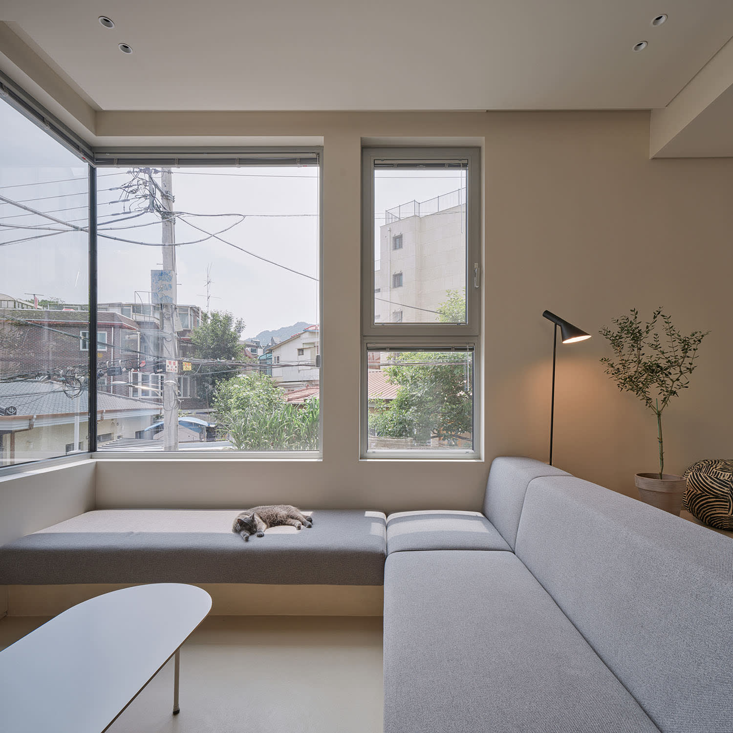 モダンな日本のアパートメントのリビングルーム