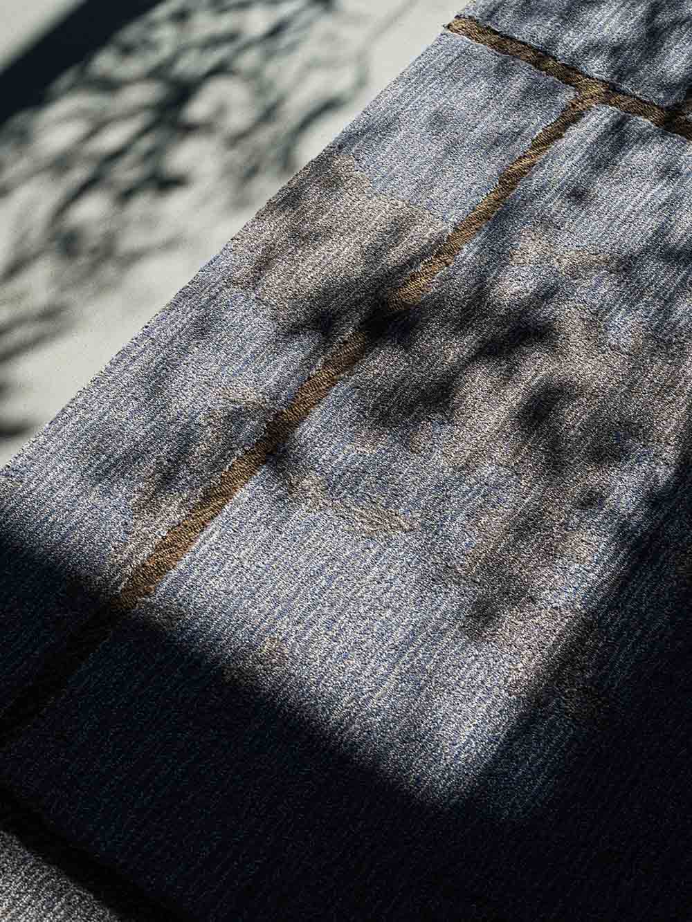 Elegantes Sofa mit hochwertigem Bezugsstoff in modernem Interieur