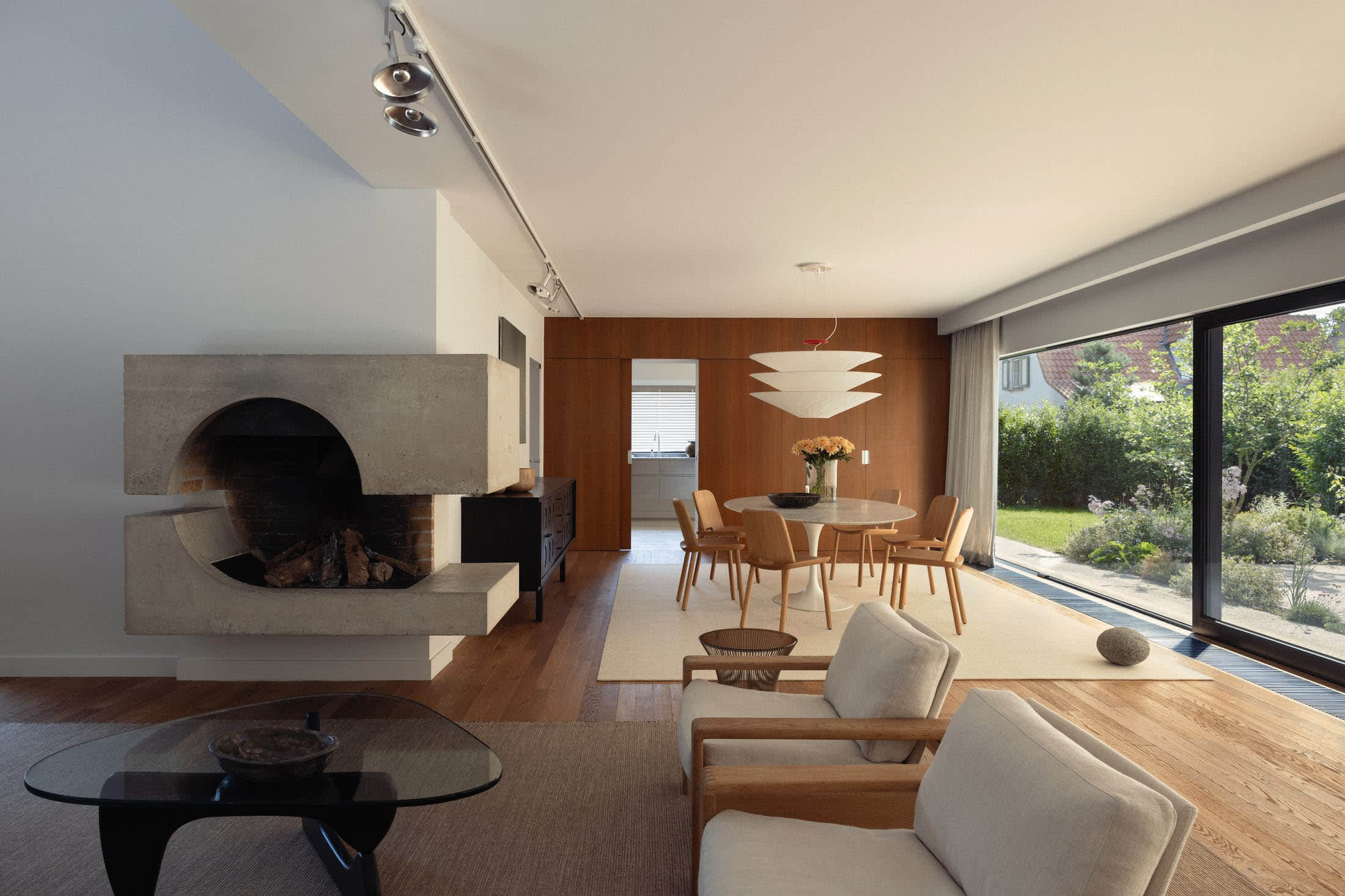 넓은 창이 있는 모던 거실 공간