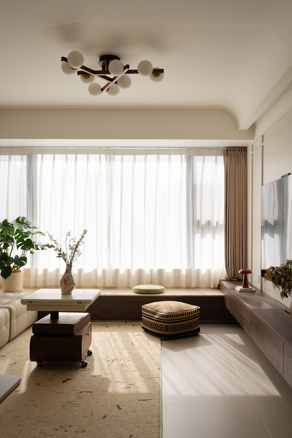 두꺿운 커튼과 카펫이 있는 아늑한 침실