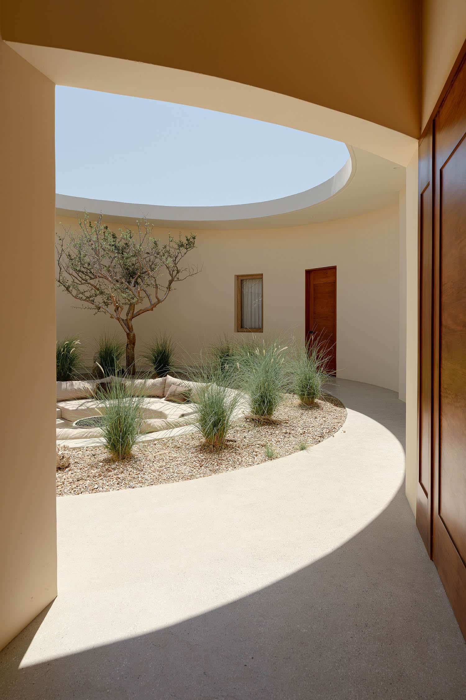 유기적인 곡선 아치가 적용된 현대적 인테리어