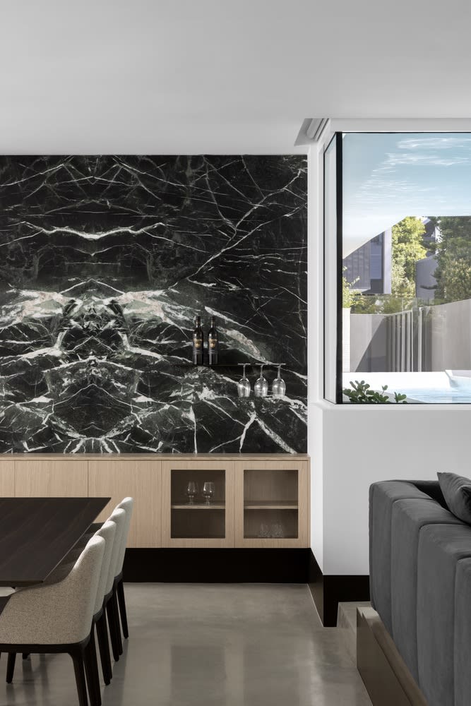 대형 창이 있는 모던 거실