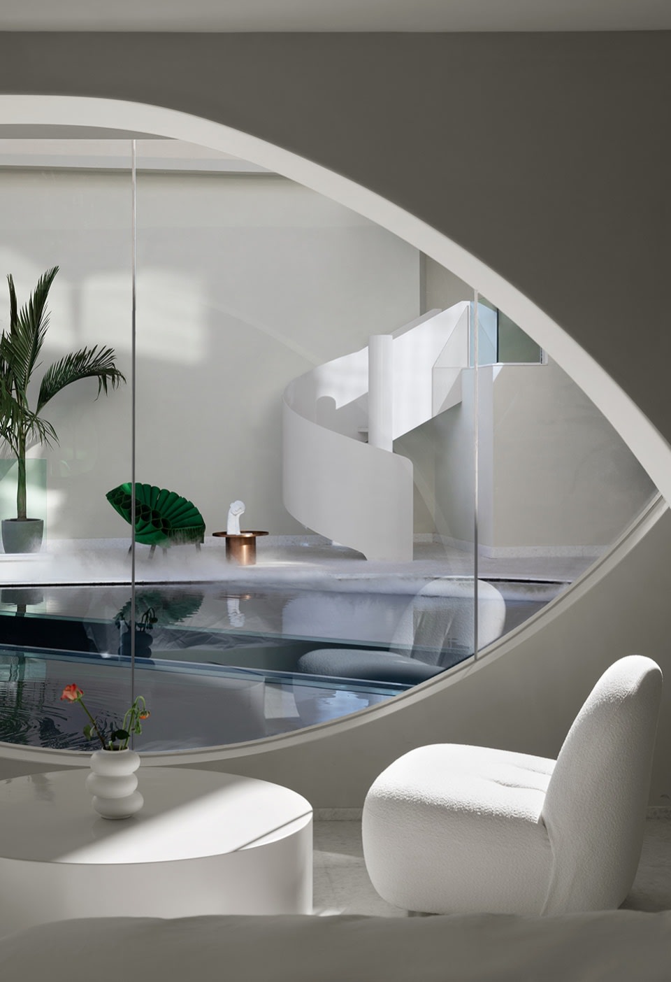 橢圓形白色獨立浴缸搭配現代極簡風格浴室