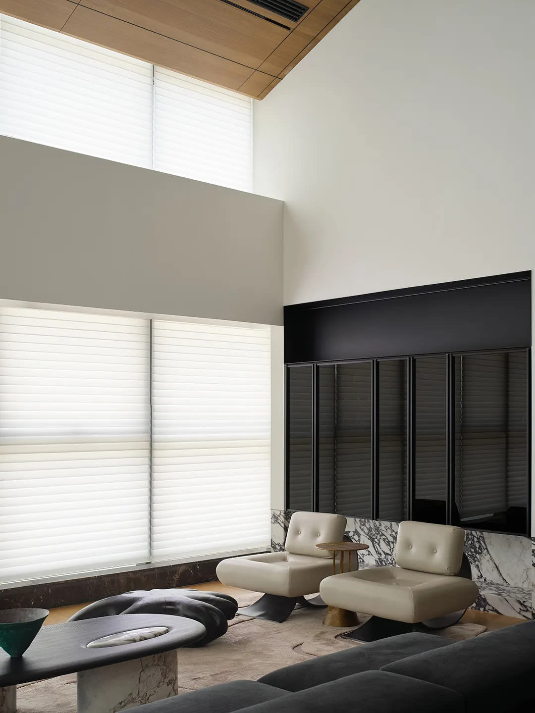 明るい自然光が差し込むモダンなリビングのブラインド