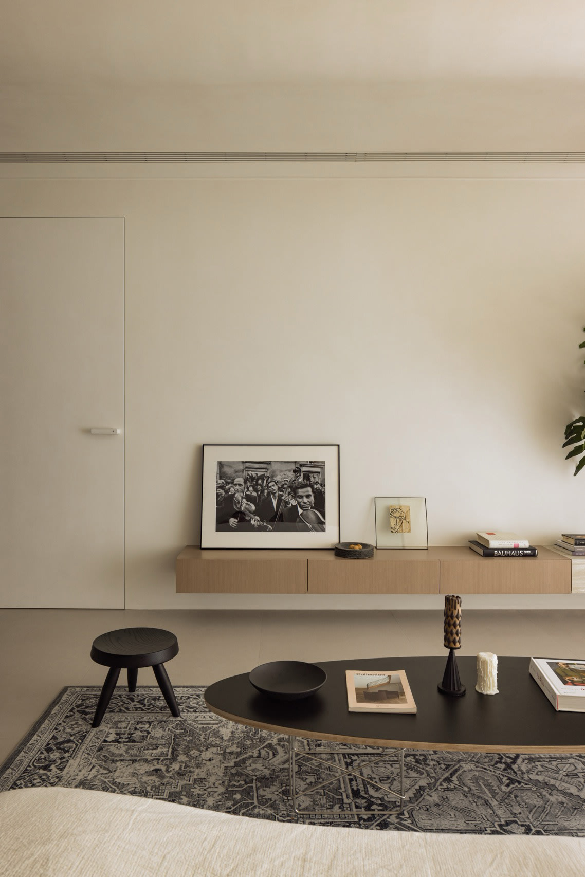 完成的奶油風客廳設計，溫潤舒適的居家空間